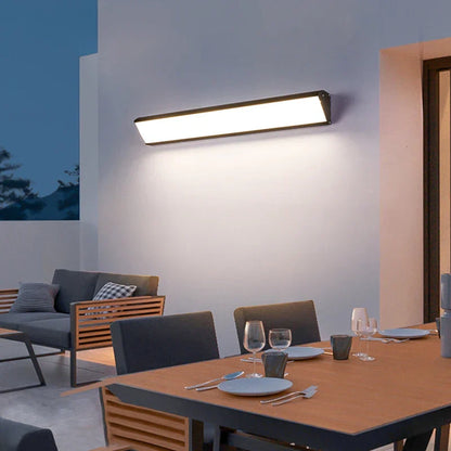 Schlichte Außenwandleuchte mit LED-Beleuchtung