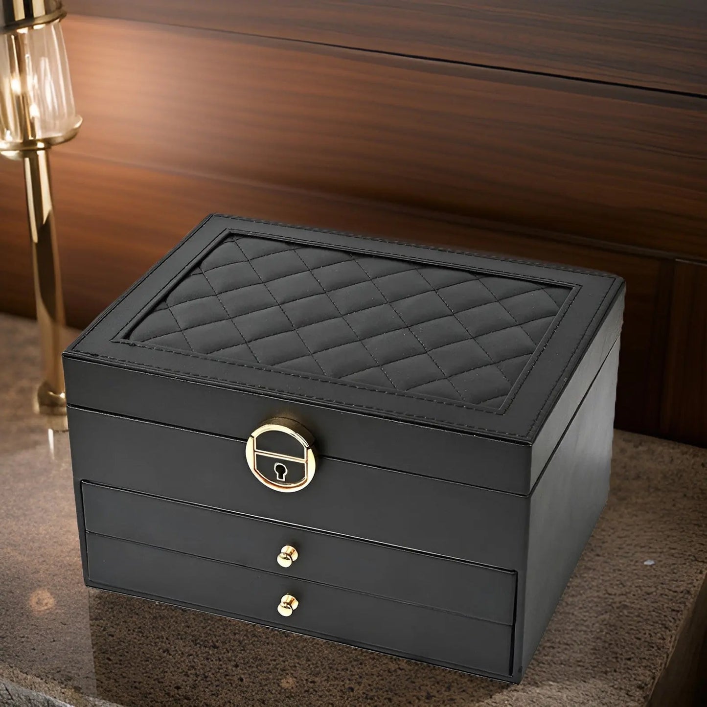 Schwarze Schmuckbox mit Rautenmuster, Leder, mehrere Fächer, abschließbar, Organizer.
