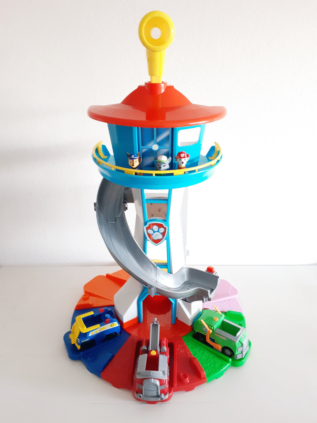 Abenteuer-Spielturm mit Rutsche und Rennstrecke