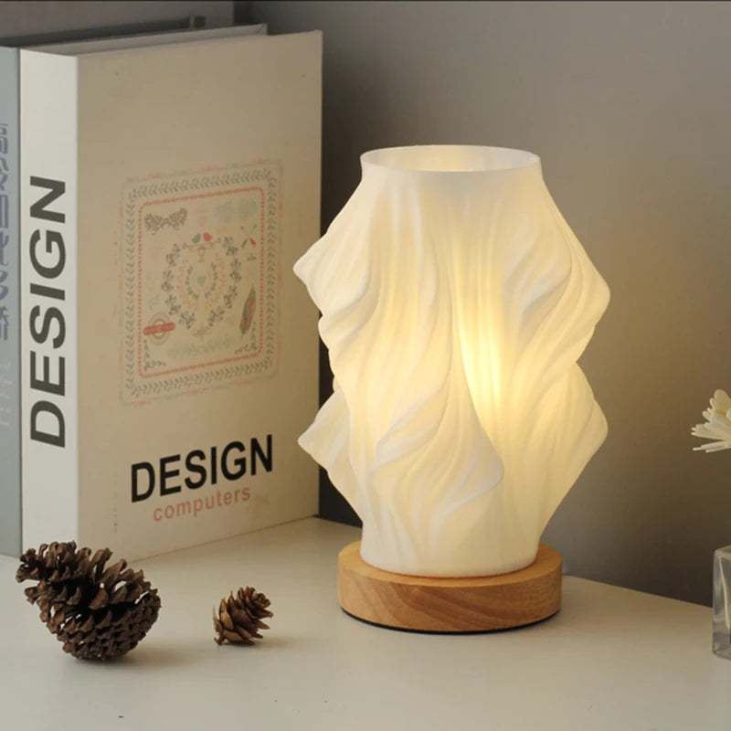 LED-Tischlampe in moderner Wellenform aus Kunststoff auf weißem Hintergrund
