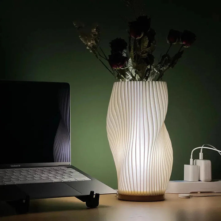 Stilvolle Kunststoff-Tischlampe mit LED in organischer Wellenform