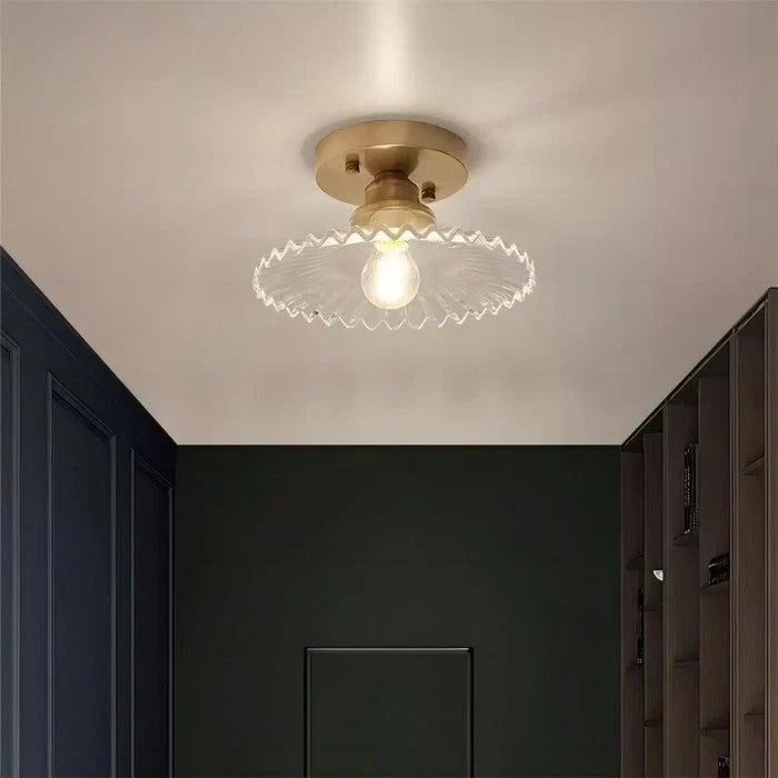 Detailansicht des eleganten Glasschirms der Deckenlampe
