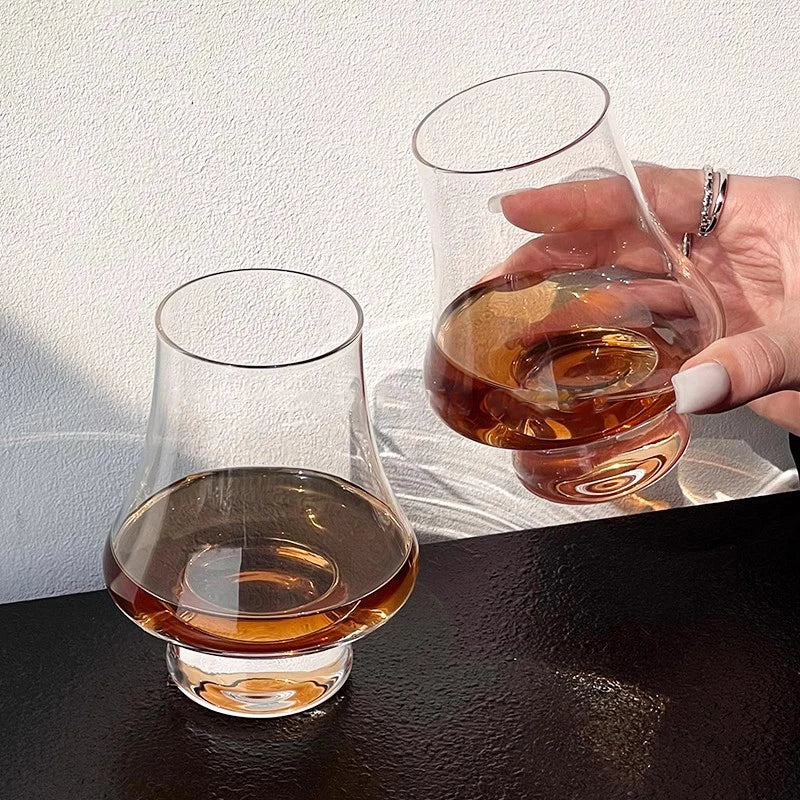 Vier elegante Whiskeygläser nebeneinander
