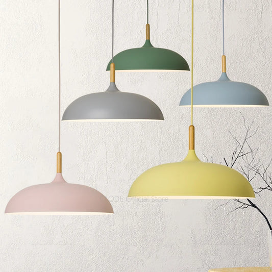 Skandinavische Pendelleuchte in Pastellfarben mit Holzdetails
