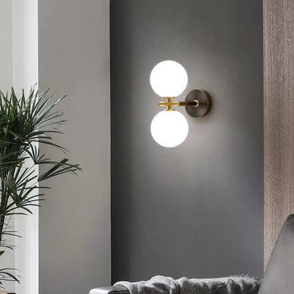 Wandleuchte mit Kugelglas und Messingelementen für Wohn- & Schlafzimmer