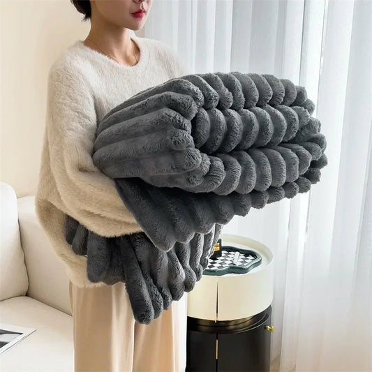 Kuschelige Fleecedecke aus Lammfellimitat - Weiche Sofadecke für warme Wintertage