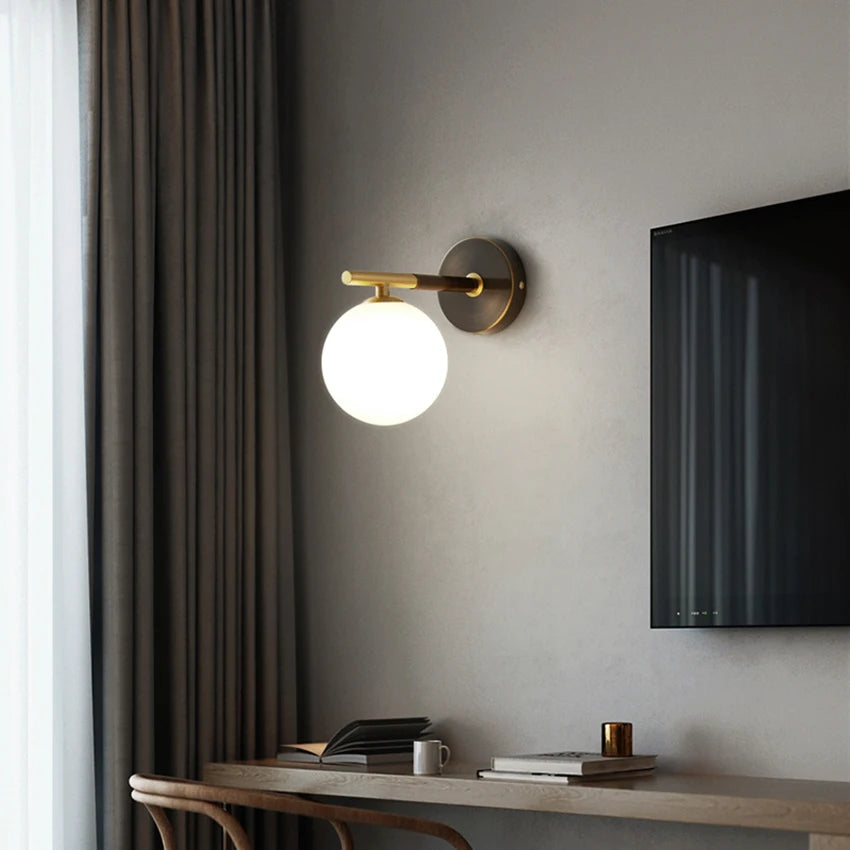 Wandleuchte mit Kugelglas und Messingelementen für Wohn- & Schlafzimmer