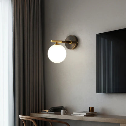 Wandleuchte mit Kugelglas und Messingelementen für Wohn- & Schlafzimmer