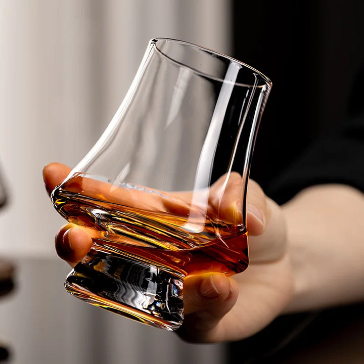 Nahaufnahme eines Whiskeyglases aus klarem Glas