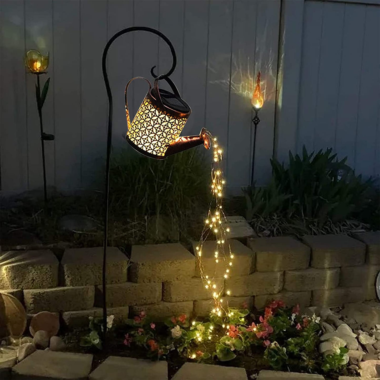 Solarbetriebene Gießkannenleuchte mit LED-Lichterkaskade für den Garten