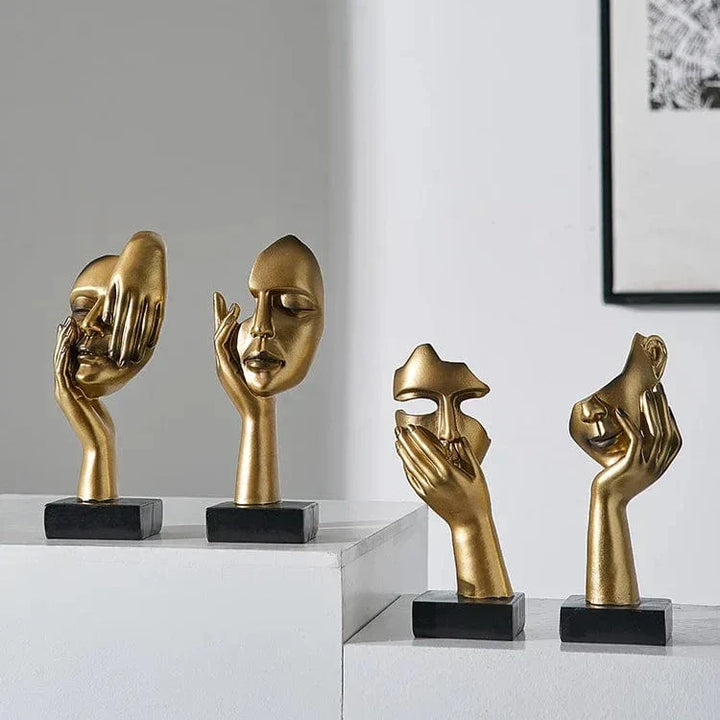 Abstrakte Deko-Skulptur aus Resin in Form eines Gesichts auf weißem Hintergrund