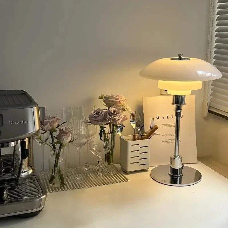 Bauhaus Ember Tischlampe mit Glas und Metallfuß