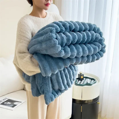 Kuschelige Fleecedecke aus Lammfellimitat - Weiche Sofadecke für warme Wintertage