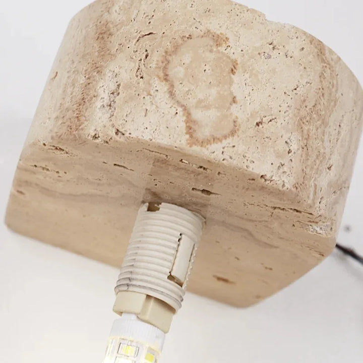 LED-Wandleuchte mit Steinsockel und Kugelglas für stilvolle Innenräume