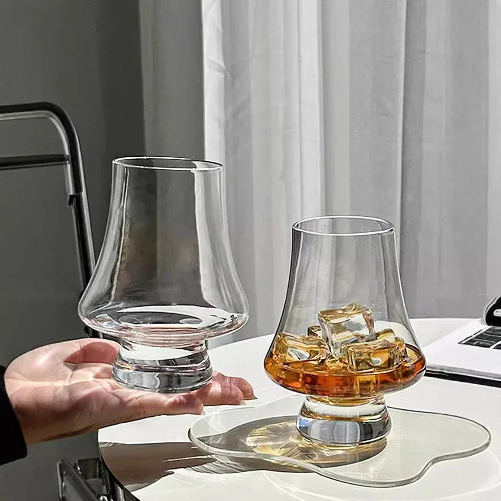 Vier Gläser für Whiskey und andere Spirituosen