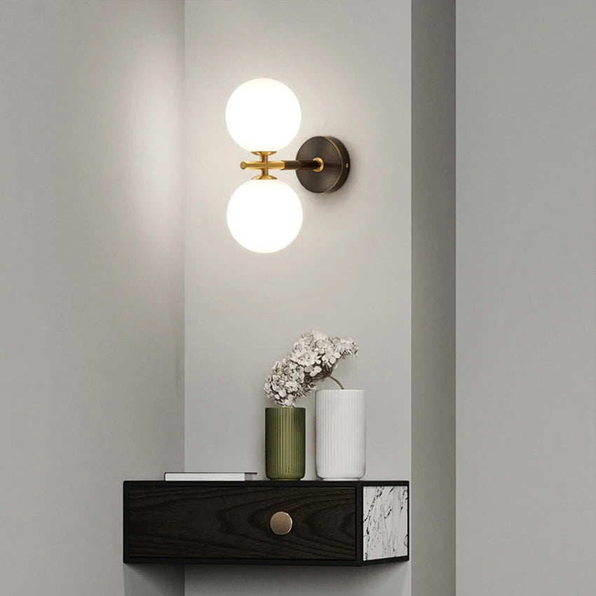 Wandleuchte mit Kugelglas und Messingelementen für Wohn- & Schlafzimmer