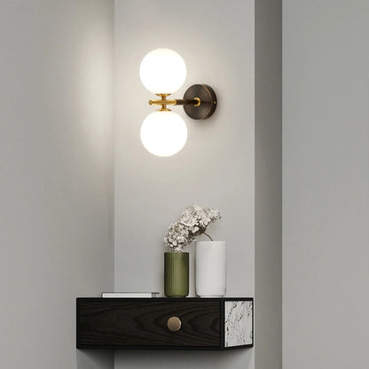 Wandleuchte mit Kugelglas und Messingelementen für Wohn- & Schlafzimmer