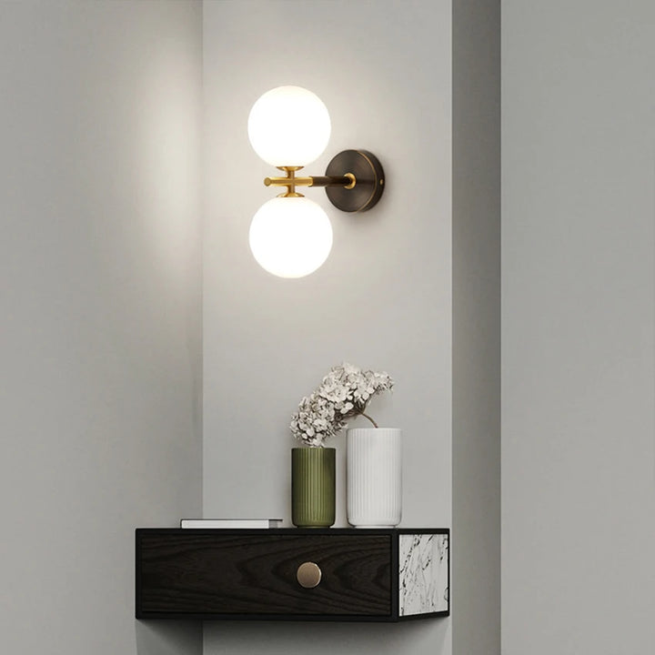 Wandleuchte mit Kugelglas und Messingelementen für Wohn- & Schlafzimmer