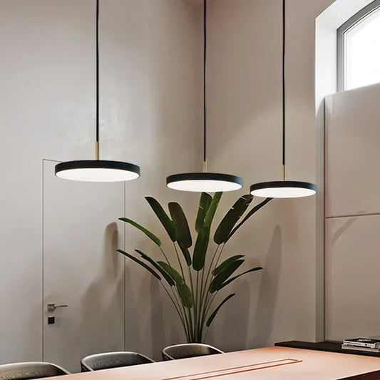 Moderne Pendelleuchte im Flachdesign für Essbereich und Küche