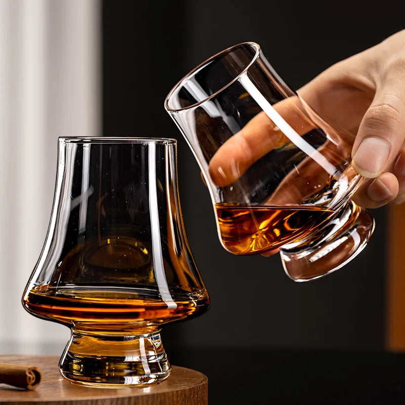 4-teiliges Whiskeygläser-Set aus klarem Glas auf einem Tisch