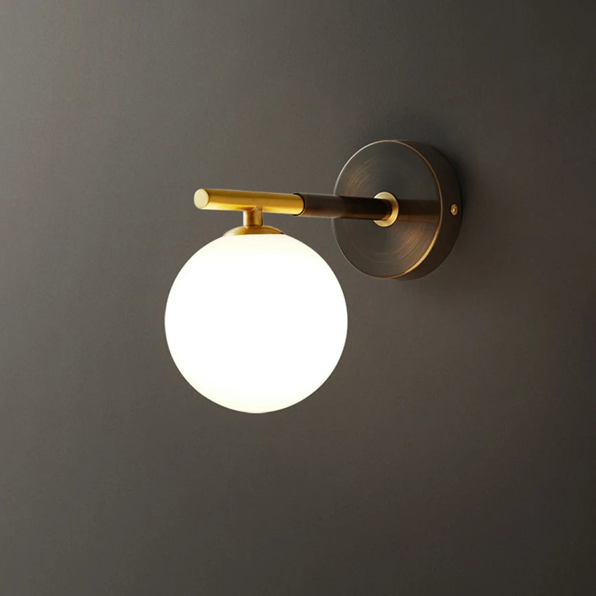 Wandleuchte mit Kugelglas und Messingelementen für Wohn- & Schlafzimmer