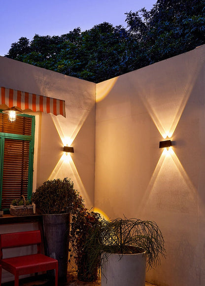 Elegante moderne Solar-Wandleuchte für stilvolle Außenbereiche