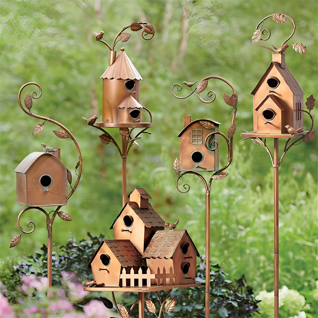 Gartenstecker aus Metall mit Vogelhausmotiv im Gesamtansicht