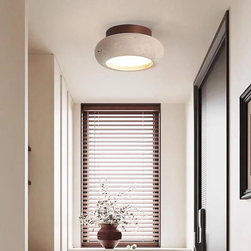 Seitenansicht der Travertin-Deckenleuchte mit integriertem LED-Licht
