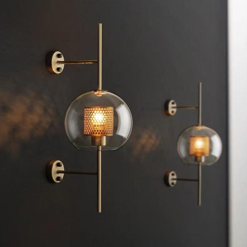 Wandlampe mit Waben-Glaskugel – Modernes Design mit Messingrahmen