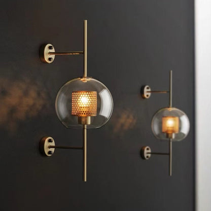 Wandlampe mit Waben-Glaskugel – Modernes Design mit Messingrahmen