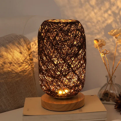 LED-Tischleuchte mit Rattanschirm und Holzfuß im Boho-Stil