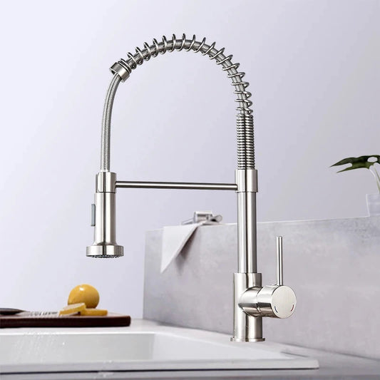 Moderne Küchenarmatur mit Ausziehbrause