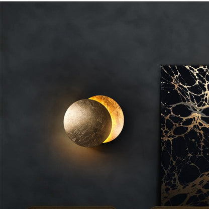 Moderne LED Wandleuchte Lumi mit drehbarer Goldscheibe – Warmes Licht & Wandmontage