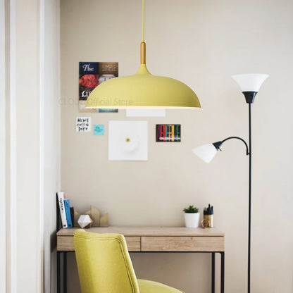Skandinavische Pendelleuchte in Pastellfarben mit Holzdetails