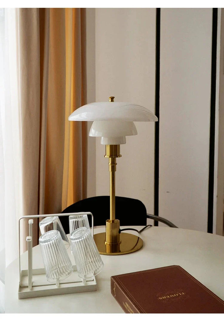 Bauhaus Ember Tischlampe mit Glas und Metallfuß