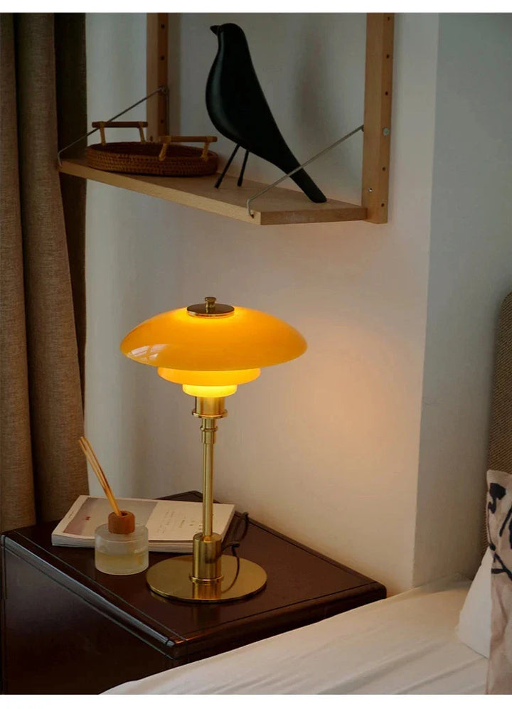 Bauhaus Ember Tischlampe mit Glas und Metallfuß