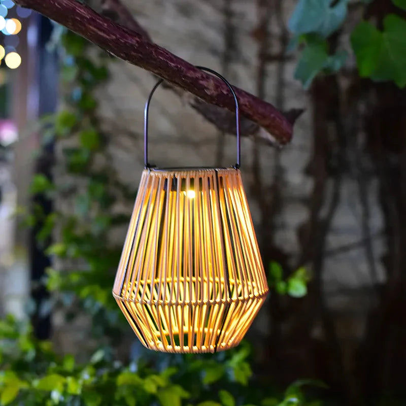 Solarleuchte in Rattanoptik als LED-Laterne für Garten und Terrasse
