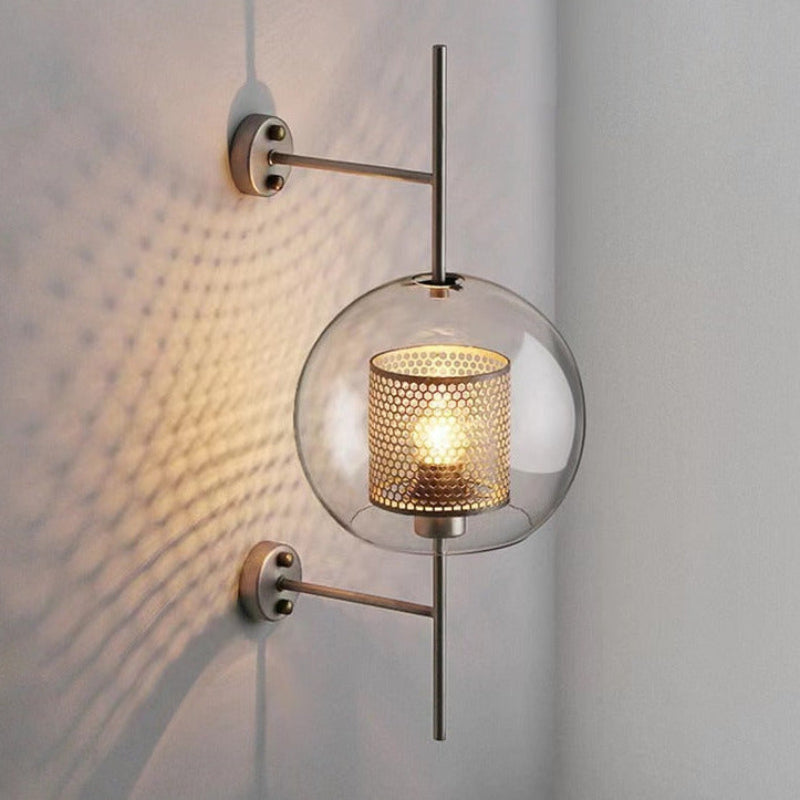 Wandlampe mit Waben-Glaskugel – Modernes Design mit Messingrahmen