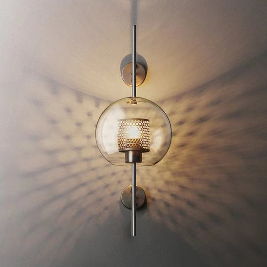 Wandlampe mit Waben-Glaskugel – Modernes Design mit Messingrahmen