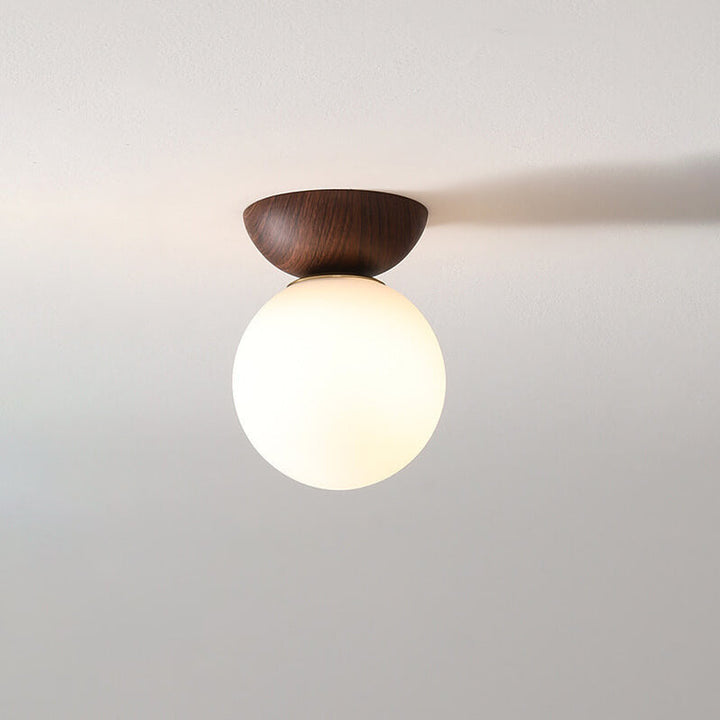 Deckenleuchte mit Glas Kugel und Holzoptik im japanisch-nordischen Stil