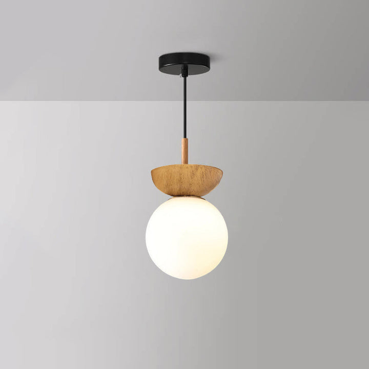 Deckenleuchte mit Glas Kugel und Holzoptik im japanisch-nordischen Stil