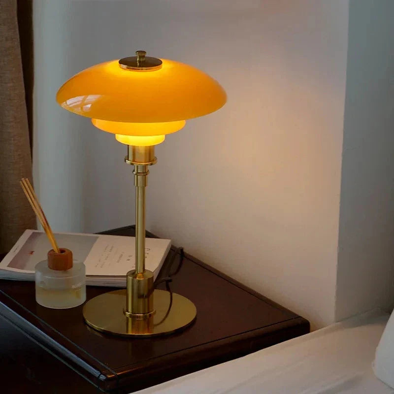 Bauhaus Ember Tischlampe mit Glas und Metallfuß