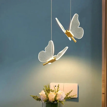 Verspielte Schmetterlings-Hängelampe mit LED für stilvolle Wohnräume