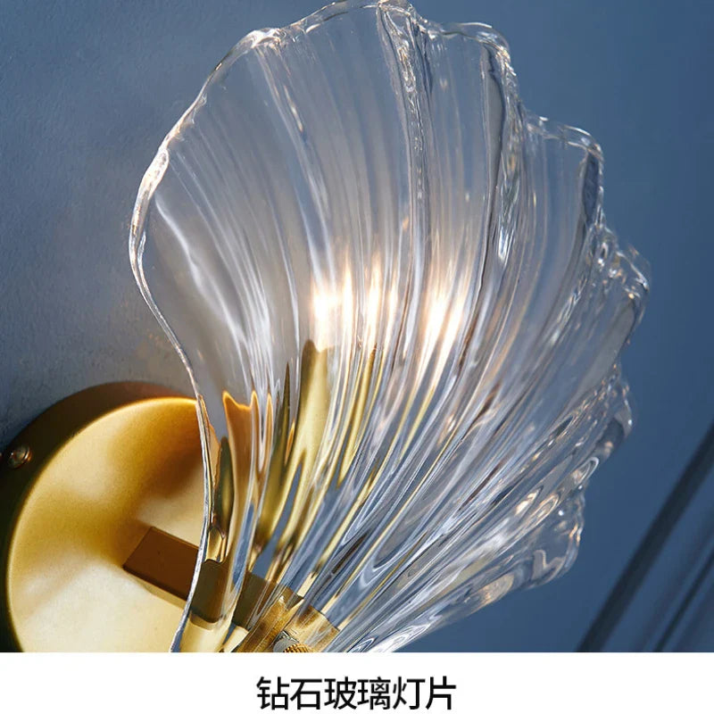 Wandlampe aus Glas in Muschelform als dekorative Beleuchtung im Innenraum