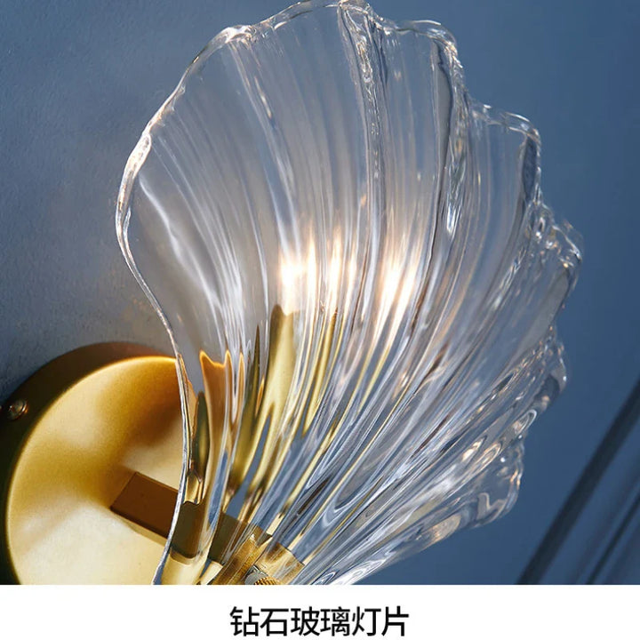 Wandlampe aus Glas in Muschelform als dekorative Beleuchtung im Innenraum