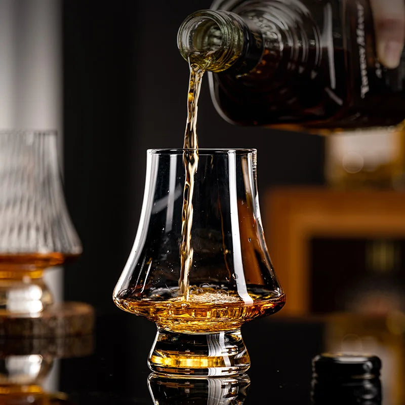 Vier Whiskeygläser aus klarem Glas als 4-teiliges Set