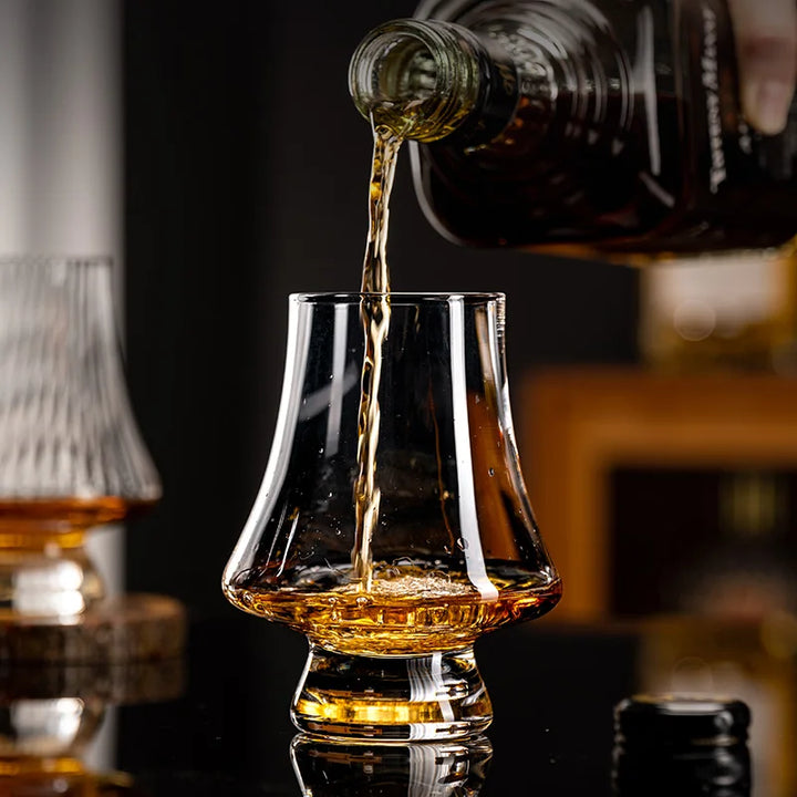 Vier Whiskeygläser aus klarem Glas als 4-teiliges Set