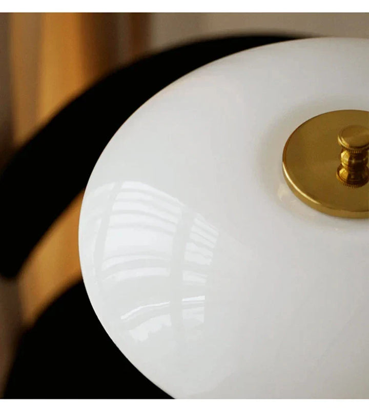 Bauhaus Ember Tischlampe mit Glas und Metallfuß