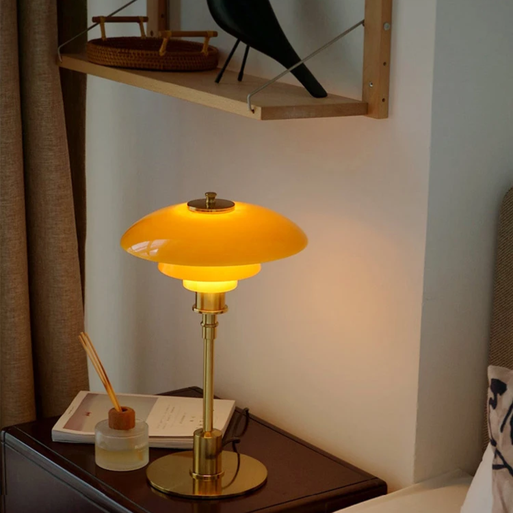 Dimmbare Tischlampe im dänischen Design