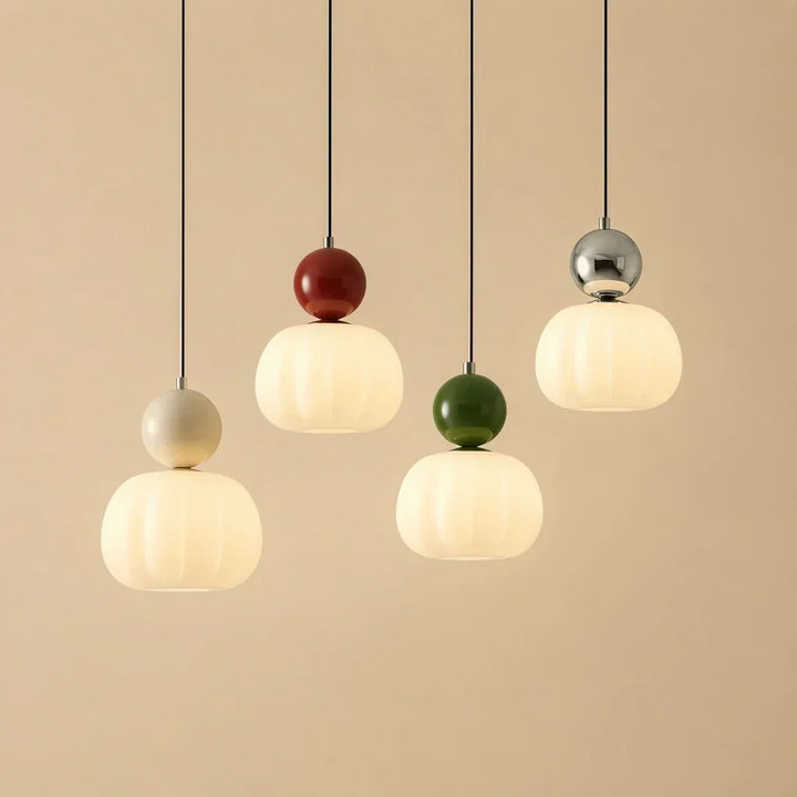 Elegante Pendelleuchte mit geometrischer Form in einem stilvollen Wohnraum